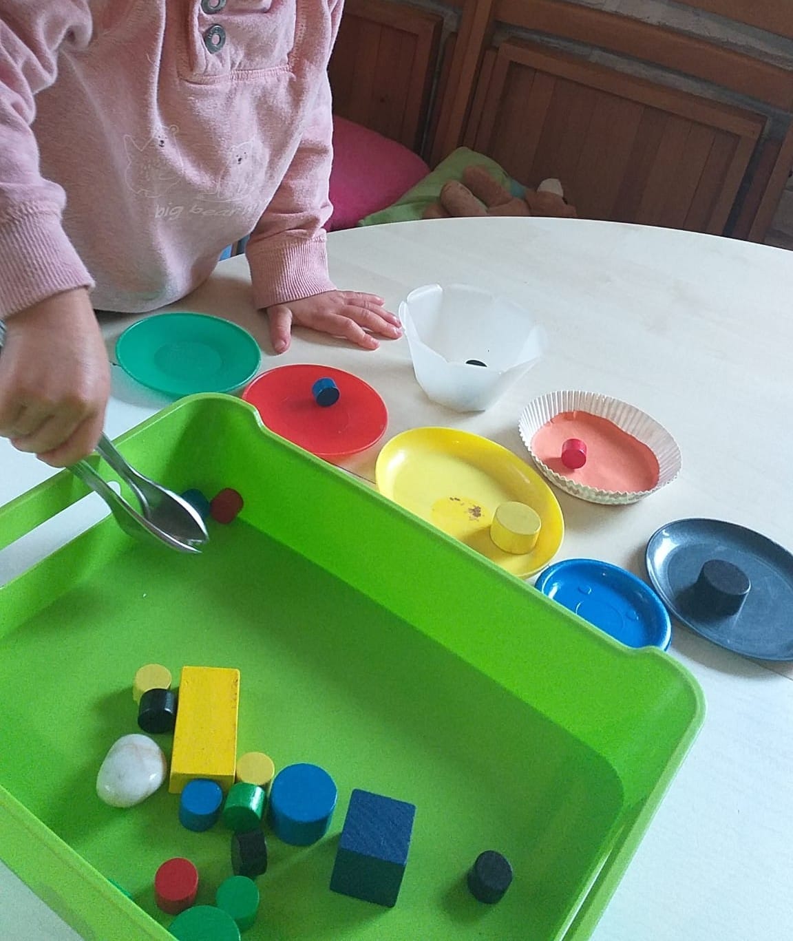 Bild neben Einführungstext mit spielendem Kind
